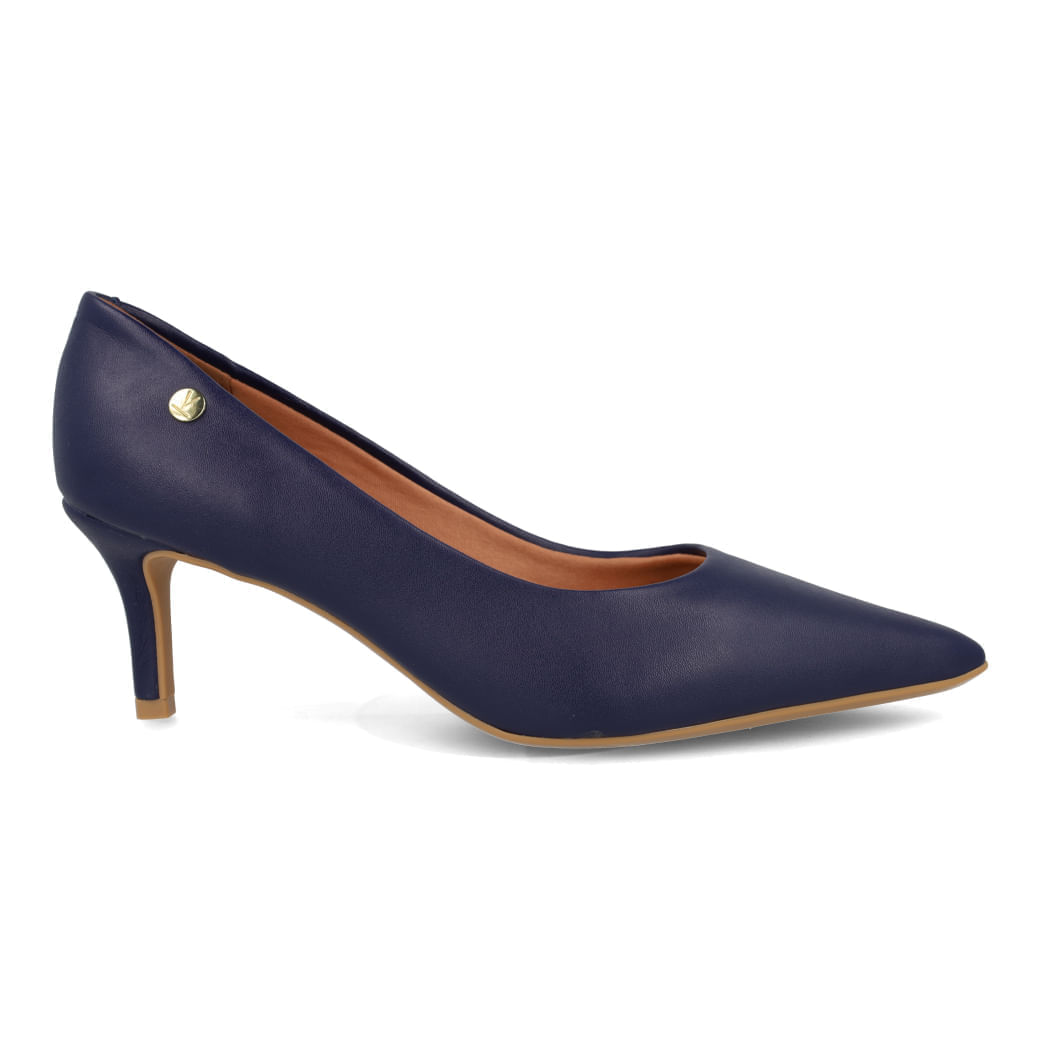 Sapato Vizzano Scarpin feminino scarpin marinho com bico fino e salto fino médio, acabamento liso acetinado, solado caramelo e detalhe metálico dourado na lateral.
