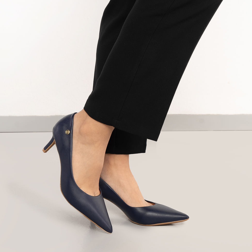Sapato Vizzano scarpin marinho em uso, vista lateral com bico fino e salto médio, detalhe metálico dourado na parte traseira.