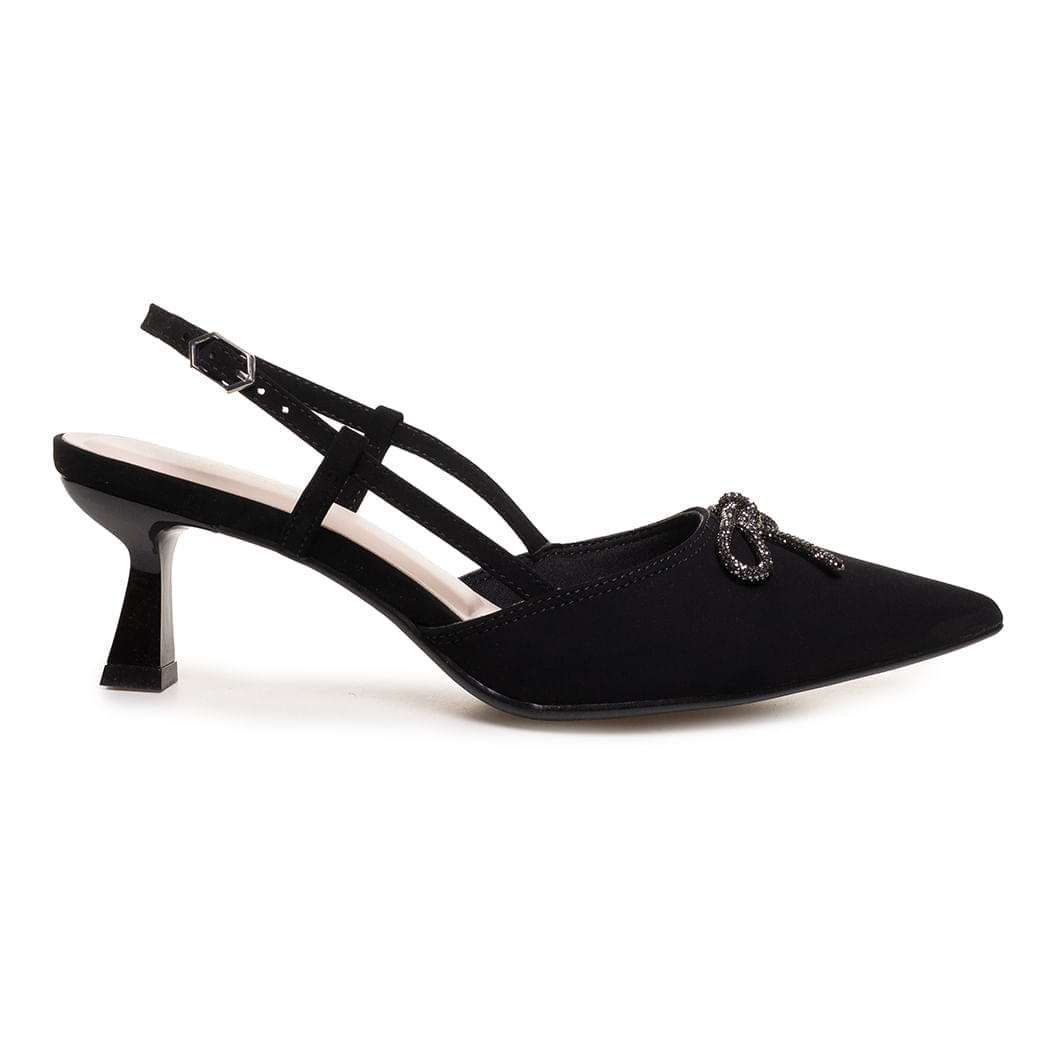 Sapato Bebecê Slingback Preto Bico Fino Feminino com laço brilhante, modelo slingback com tiras finas e salto baixo, em ambiente neutro.