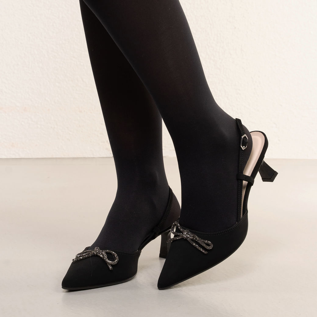 Perfil lateral do Sapato Bebecê Slingback Preto Bico Fino Femininoo com salto baixo e tiras cruzadas com fivela no calcanhar.