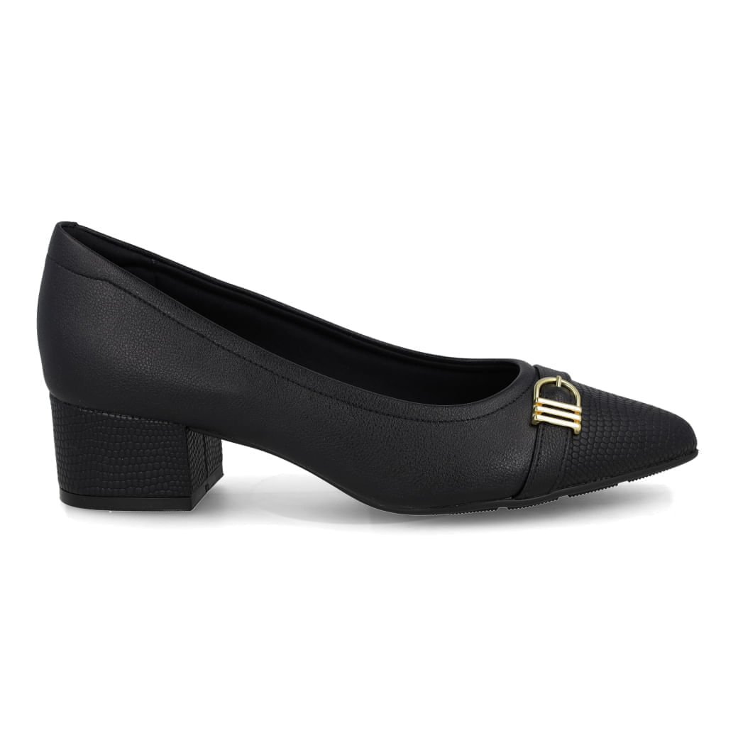 Sapato feminino preto salto bloco médio com acabamento texturizado e detalhe metálico dourado frontal