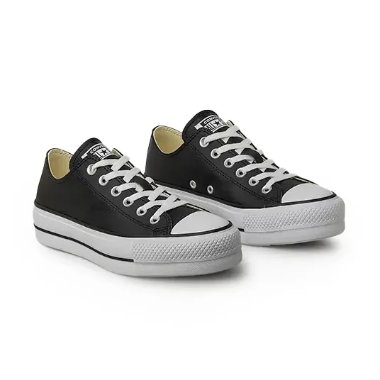 Tênis plataforma preto All Star visto em perspectiva superior com cadarços brancos e entressola branca