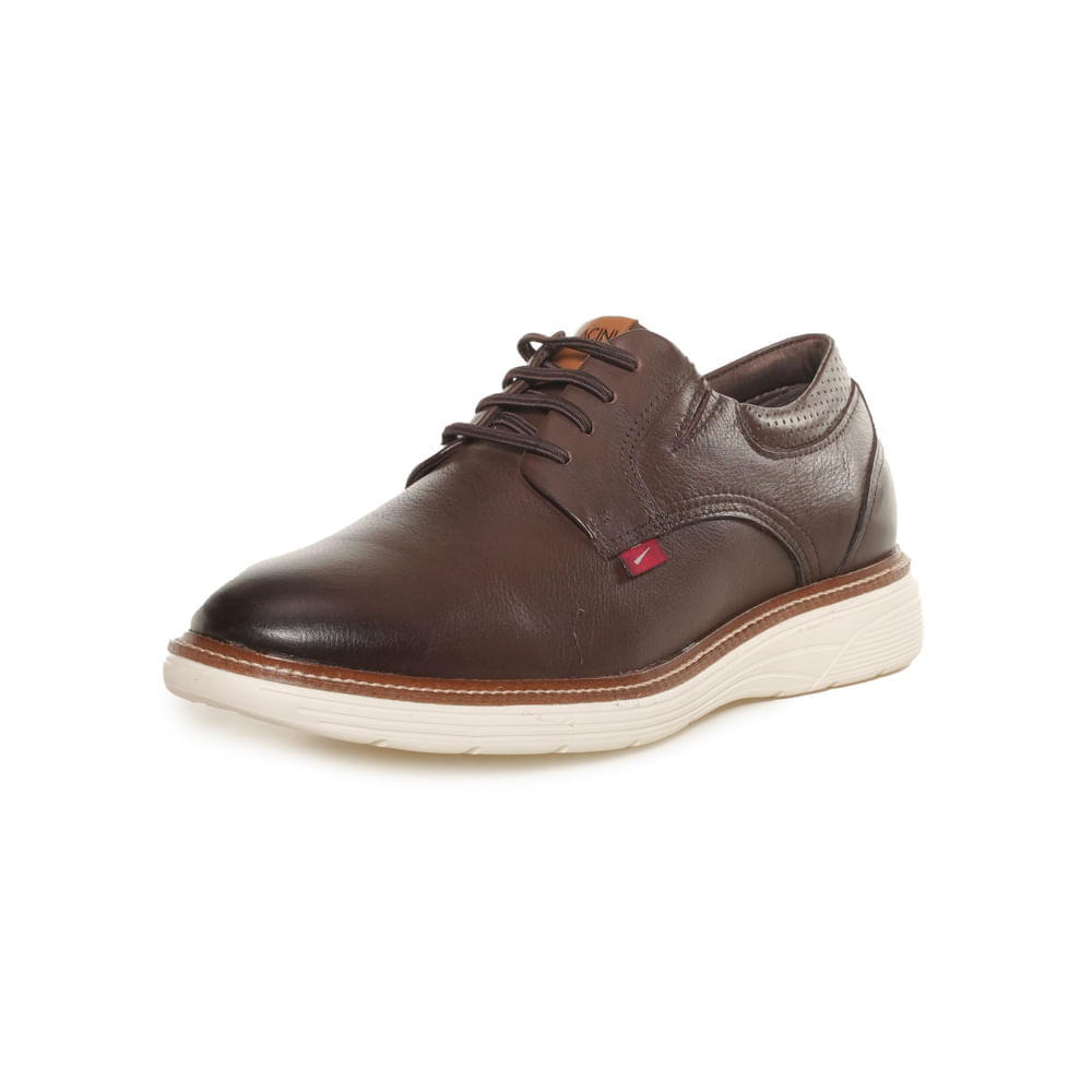 Par de sapatos sociais marrons lado a lado em fundo branco