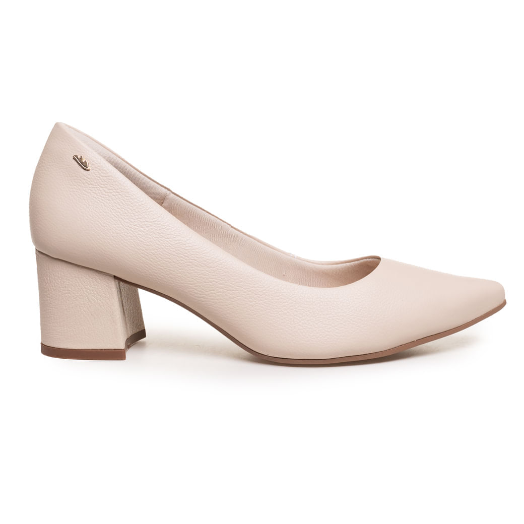 Sapato scarpin bege salto grosso Dakota feminino em close 3/4 lateral mostrando bico pontudo e salto bloco com textura granulada.