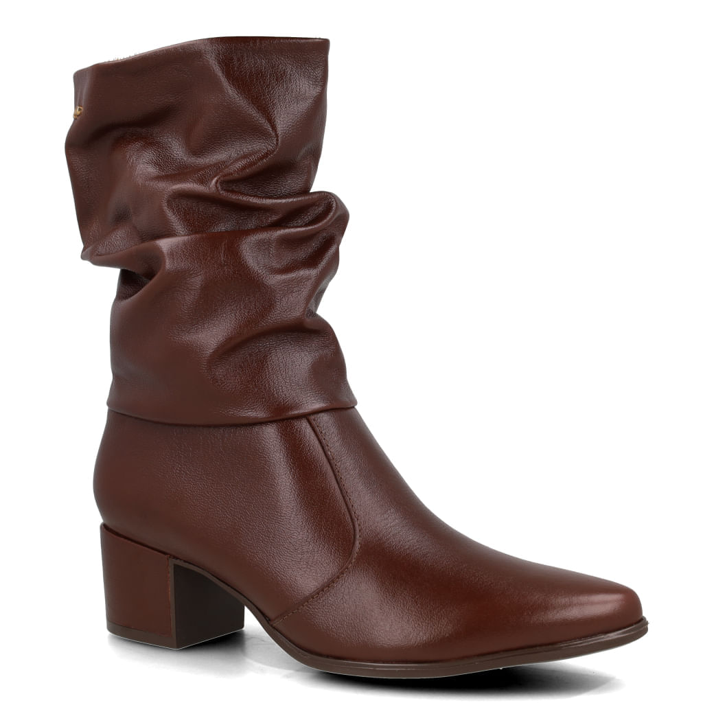 Bota Pegada Casual couro marrom feminina em uso
