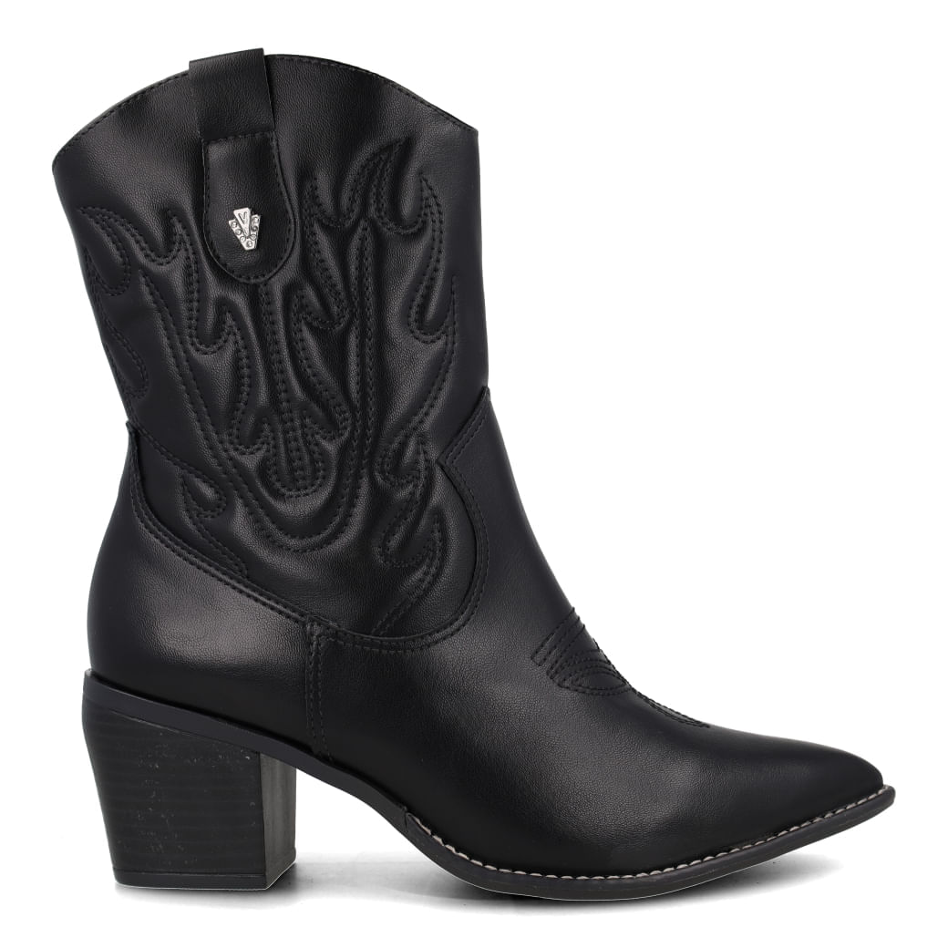 Bota feminina preta de couro Napa com estampa flamejante e detalhes em metal prateado, salto grosso de 6 cm, vista frontal