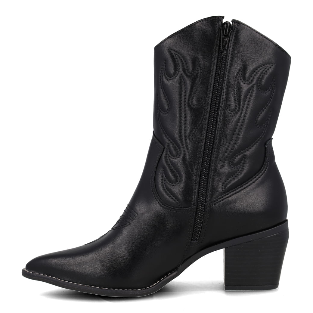 Bota feminina preta Via Marte com salto grosso e detalhes em metal prateado vista de frente