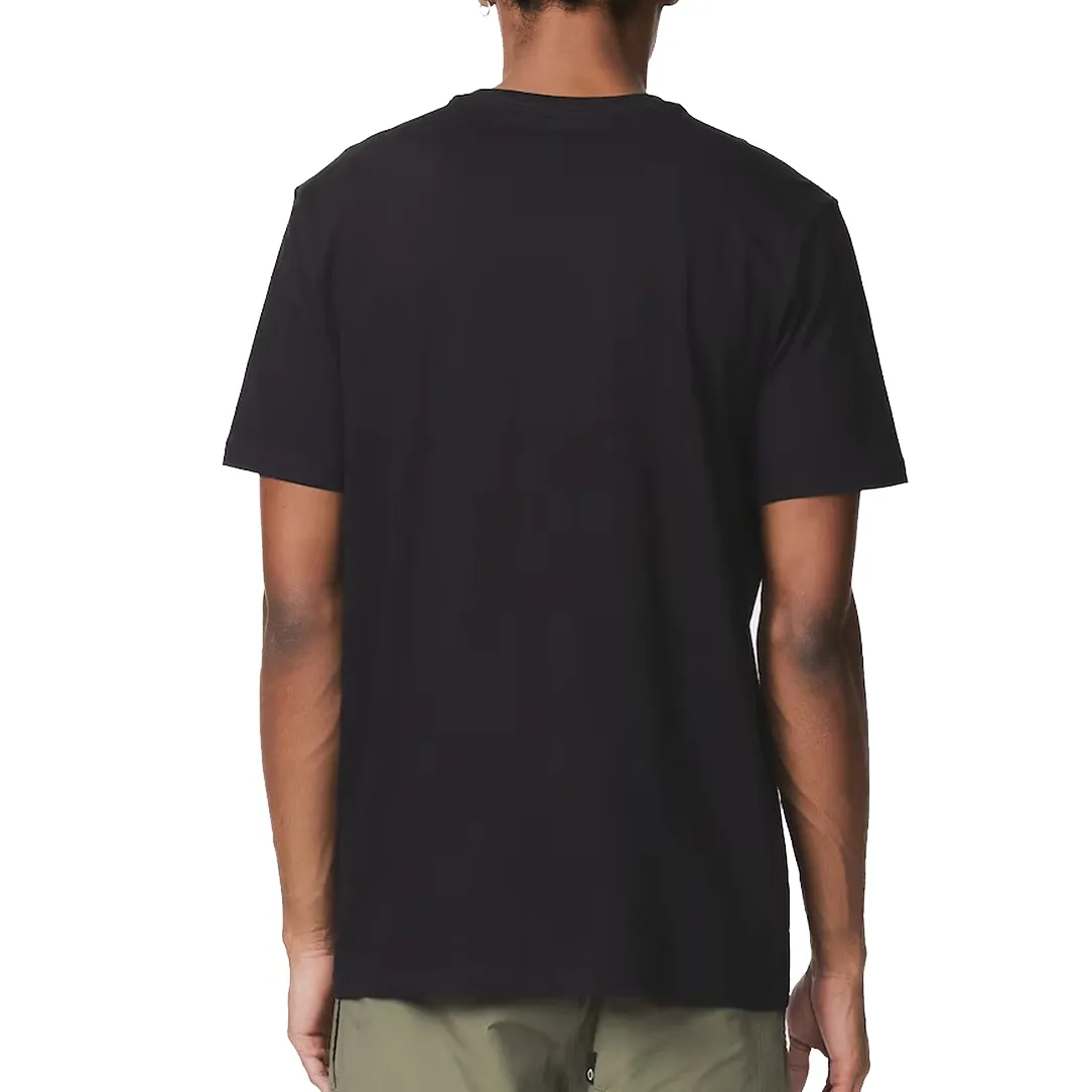 Detalhe lateral da camiseta masculina casual Oakley preta