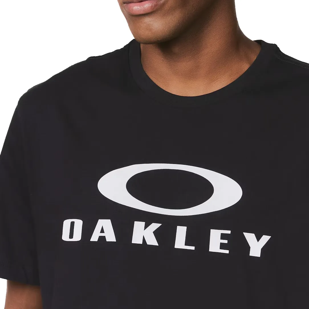 Camiseta masculina casual Oakley preta em detalhe para ajuste