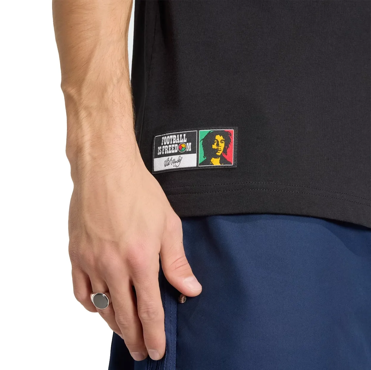 Camiseta masculina Adidas DNA Jamaica preta para uso casual