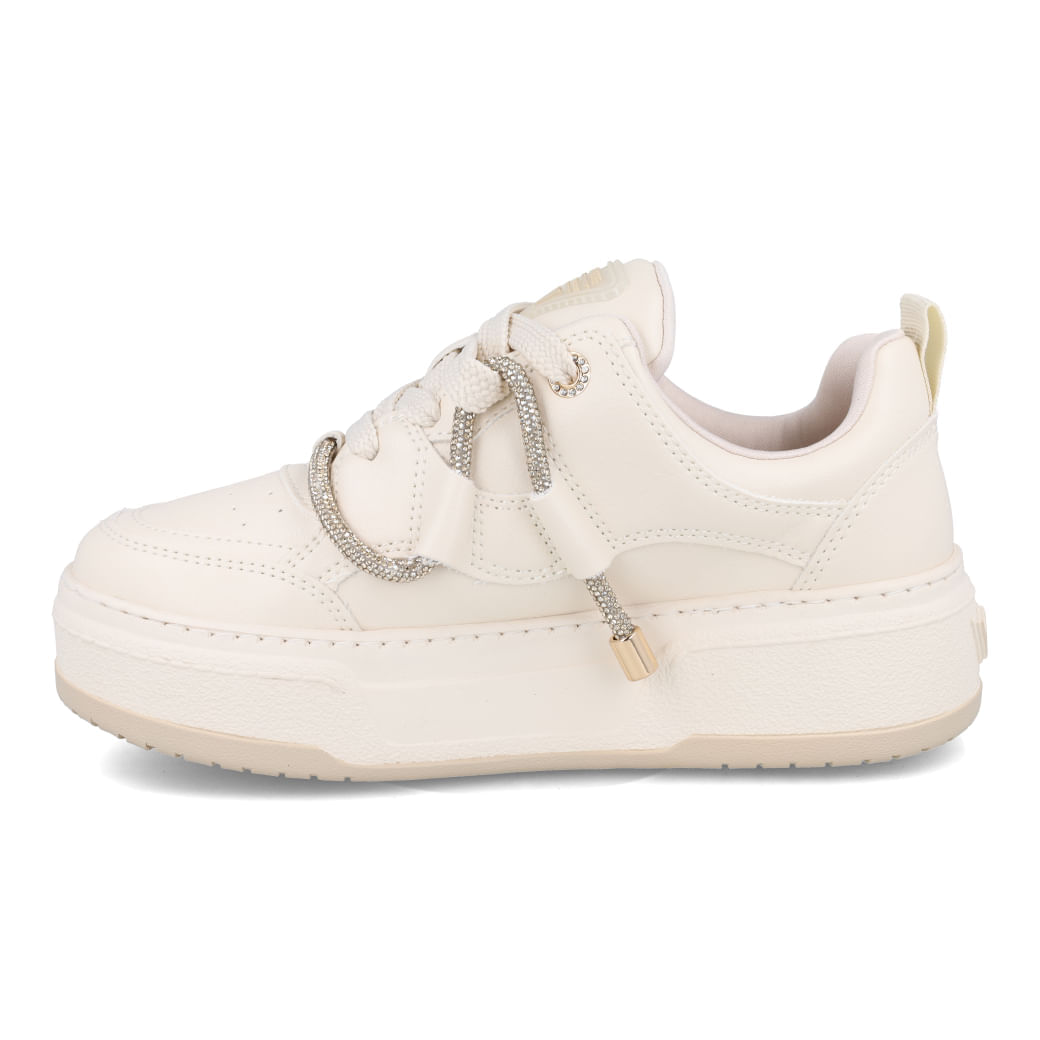 Tênis casual Via Marte feminino cor marfim com detalhes em metal dourado