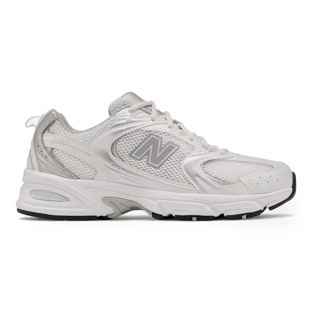 Tênis New Balance 530 Branco Masculino em ângulo frontal com design minimalista e logo 'N' visível
