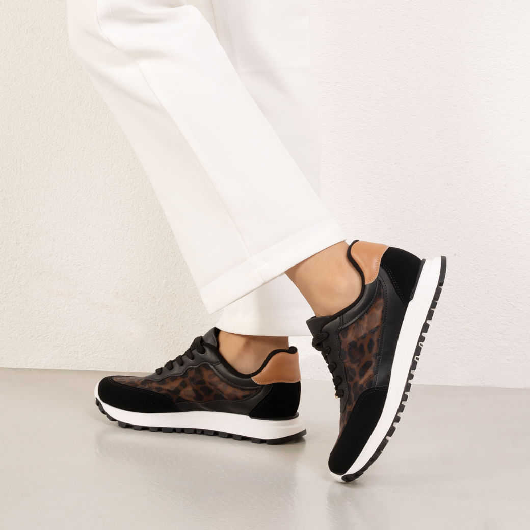 Tênis casual feminino Vizzano preto em ângulo lateral, destacando detalhes em tela e sola branca.