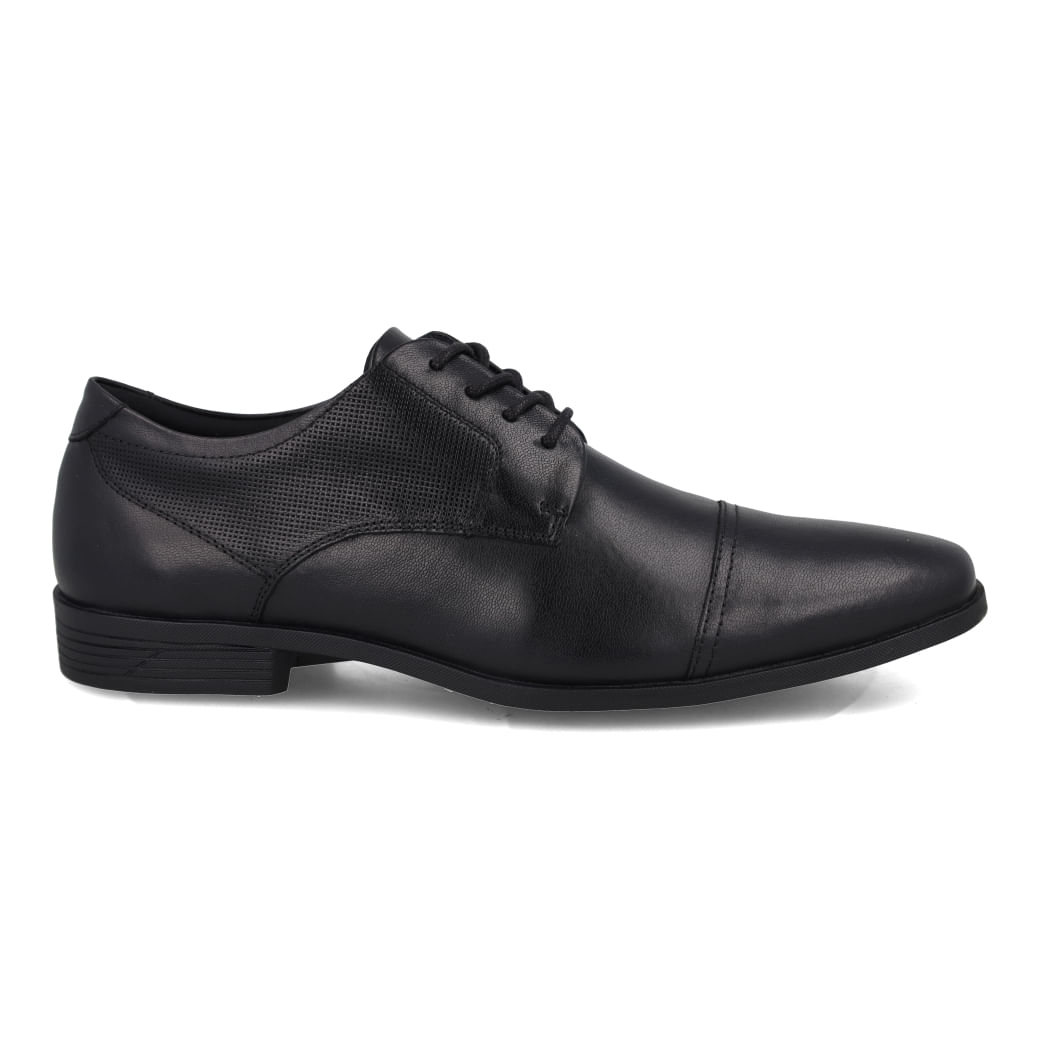 Sapato masculino Ferracini em couro preto com design clássico e elegante, mostrando textura e perfil do calçado