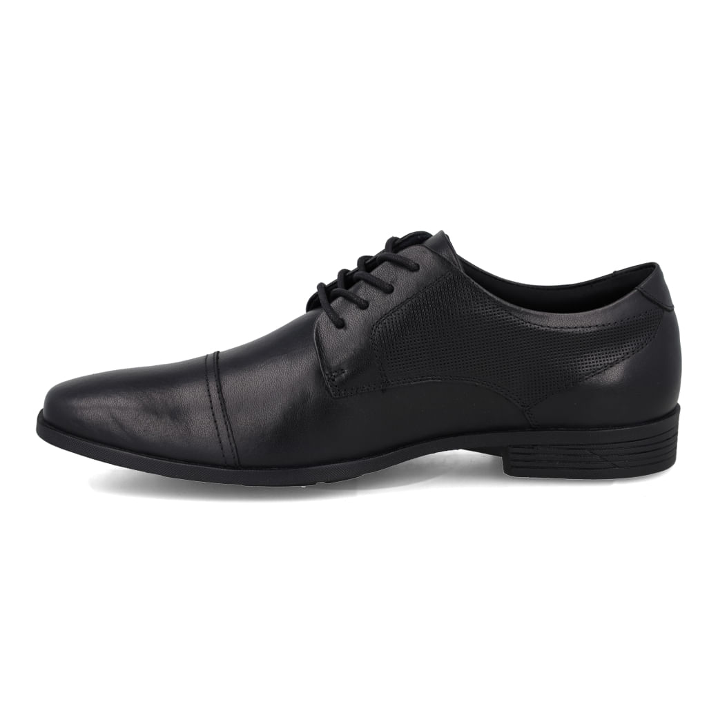 Sapato Ferracini masculino em couro preto mostrando ajuste e conforto