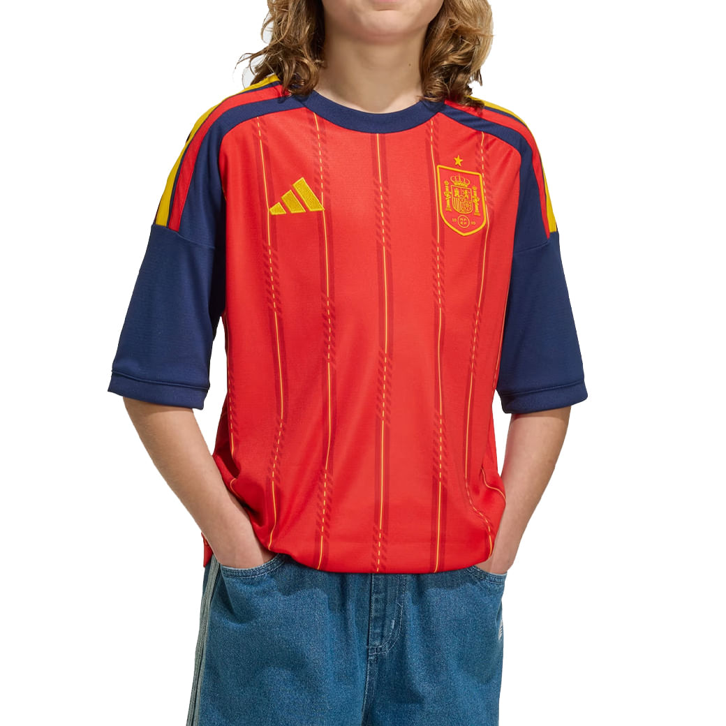 Camisa infantil Adidas Espanha vermelha com detalhes em amarelo e azul, estampa do brasão da Espanha no peito