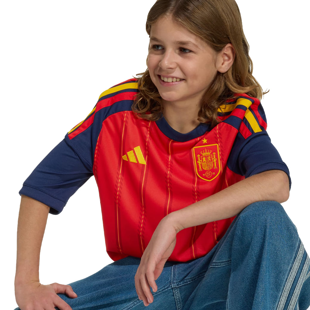 Vista lateral da camisa infantil Adidas Espanha, mostrando detalhes do tecido e estampa