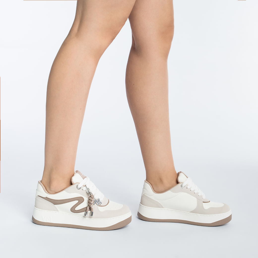 Vista lateral do tênis casual feminino Via Marte na cor bege com detalhes metálicos