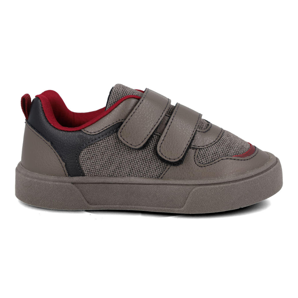 Tênis infantil Funfeet cor grafite com detalhes marsala e preto, fechamento com cadarço e solado emborrachado