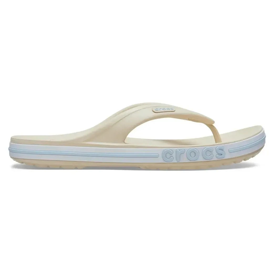 Chinelo masculino Crocs Bayaband branco com detalhes azuis, visto de frente em fundo branco