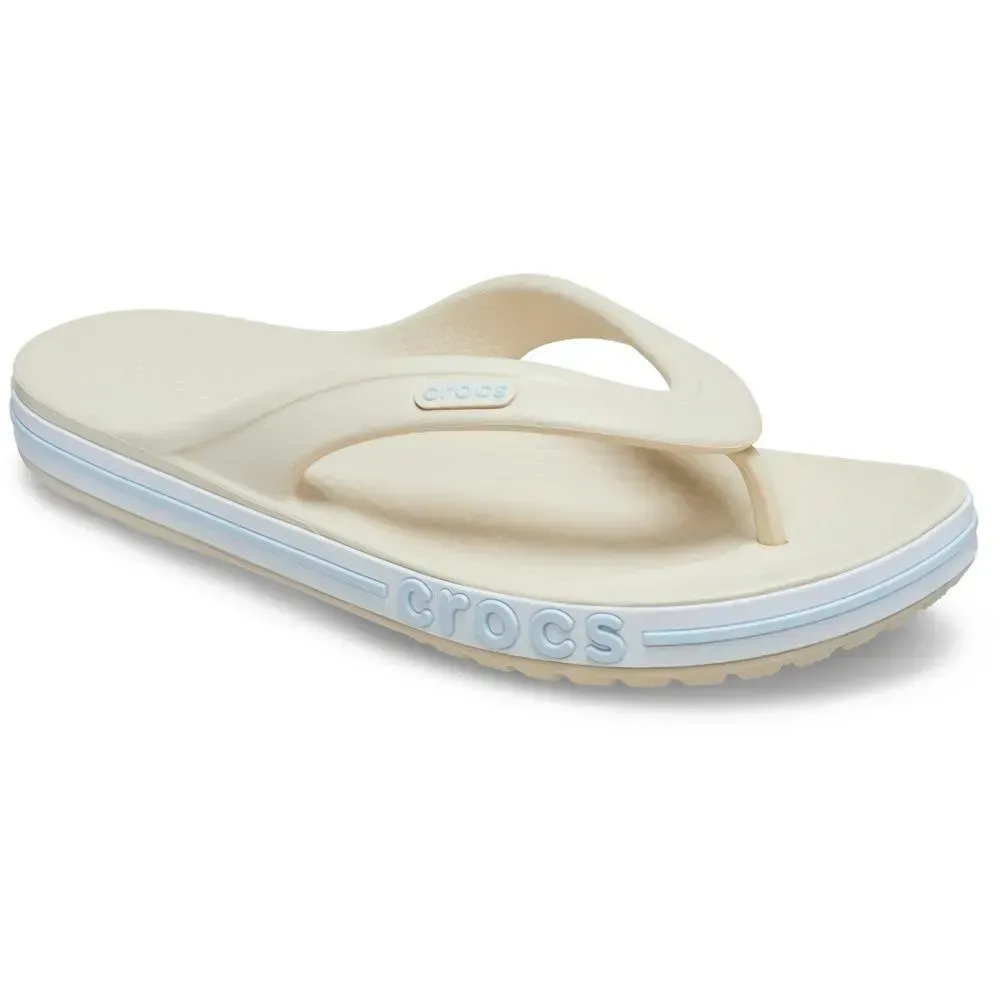 Chinelo Crocs Bayaband branco masculino visto de frente para ajuste e conforto