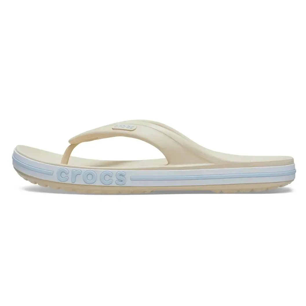 Chinelo Crocs Bayaband branco masculino destacando conforto e leveza