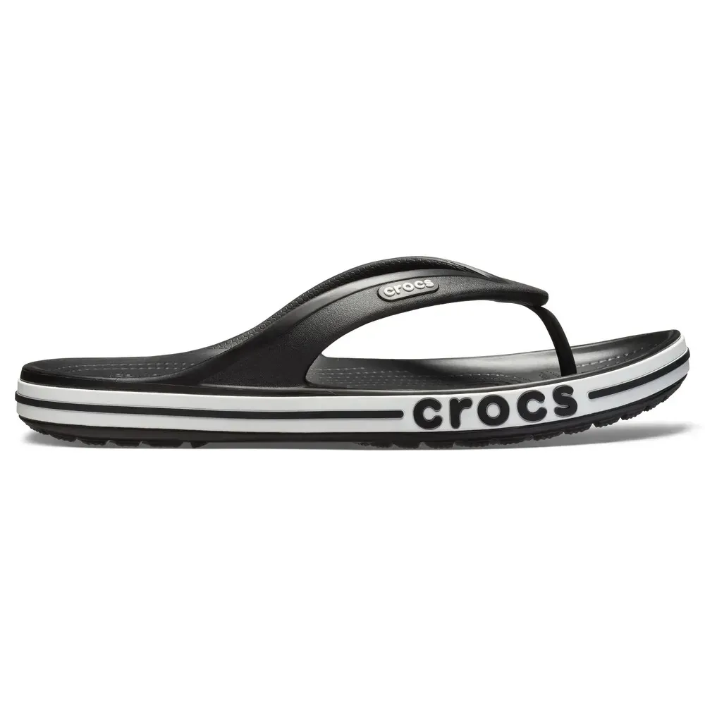 Chinelo masculino Crocs Bayaband Flip preto com detalhes em branco, vista lateral mostrando a sola e a marca Crocs em relevo