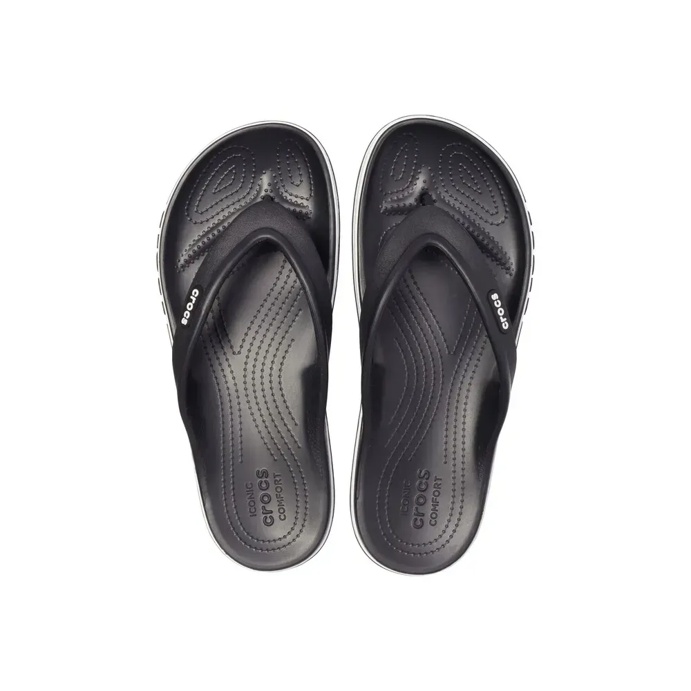 Chinelo Crocs Bayaband Flip preto visto de outro ângulo destacando a sola antiderrapante e design moderno