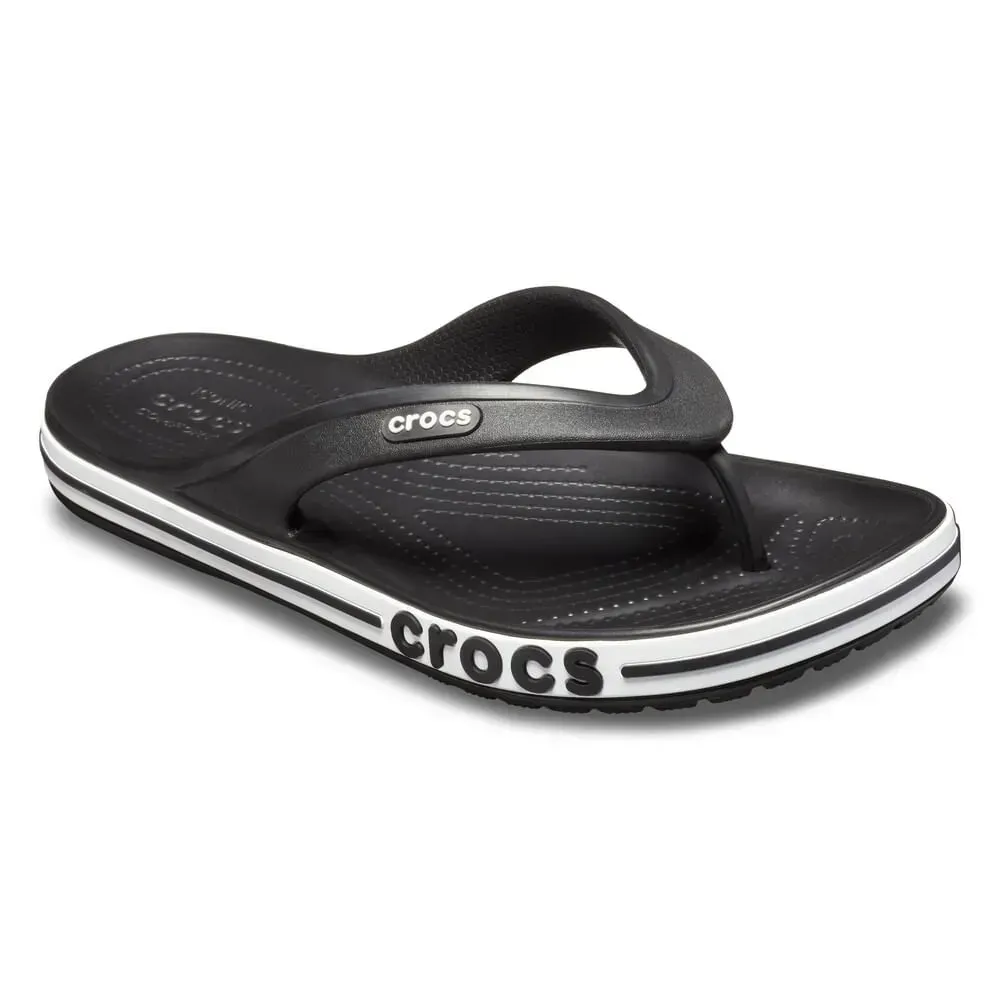 Chinelo Crocs Bayaband Flip preto com detalhes em branco mostrando o design e conforto para uso diário