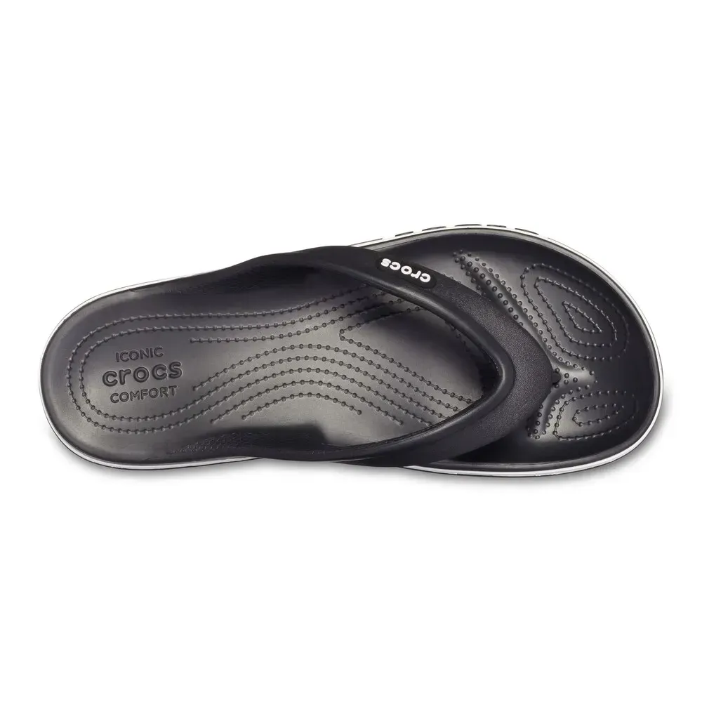 Chinelo Crocs Bayaband Flip preto exibido em fundo branco destacando conforto e estilo