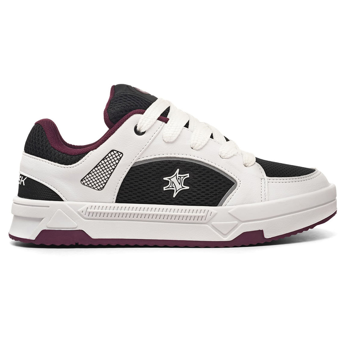 Tênis casual masculino branco com detalhes em preto e marrom, vista lateral