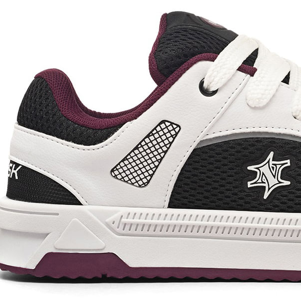 Tênis casual masculino branco com detalhes em preto e marrom, vista frontal