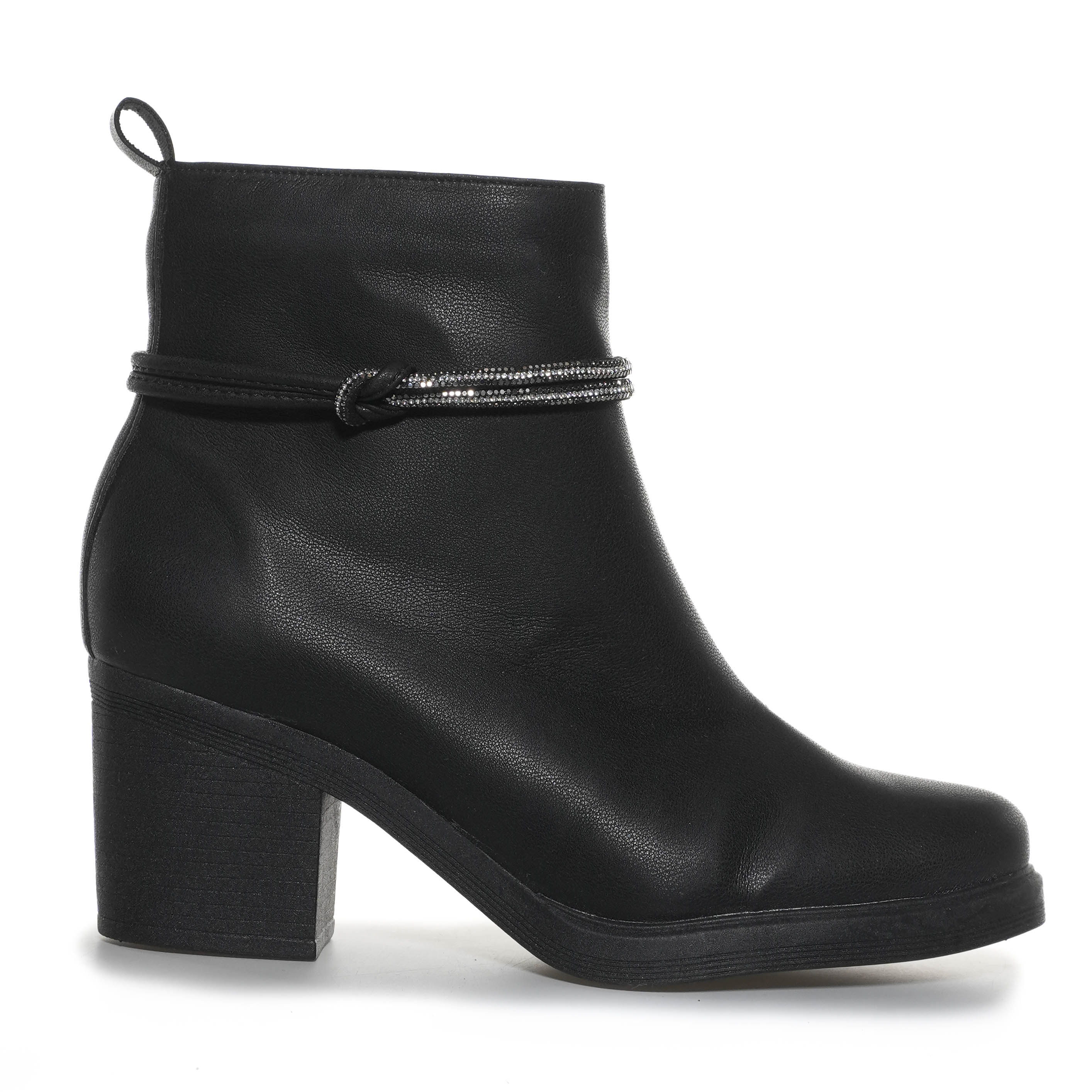Bota feminina preta de salto bloco médio com detalhe em cristais, vista lateral em fundo branco
