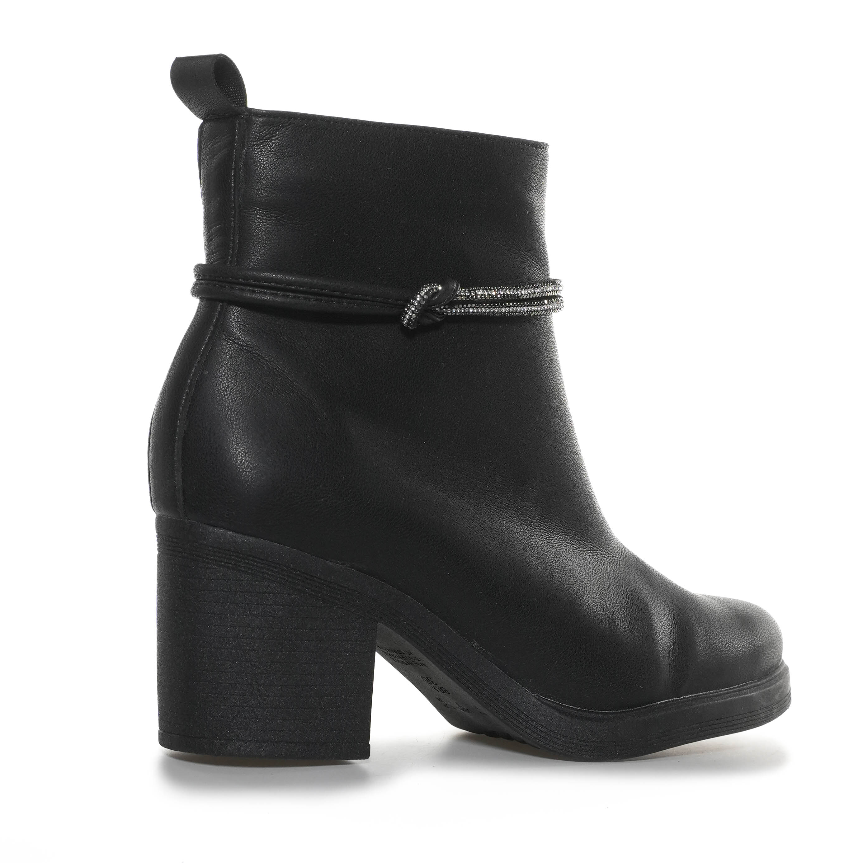 Bota feminina preta Via Scarpa com detalhes em cristais e salto bloco médio