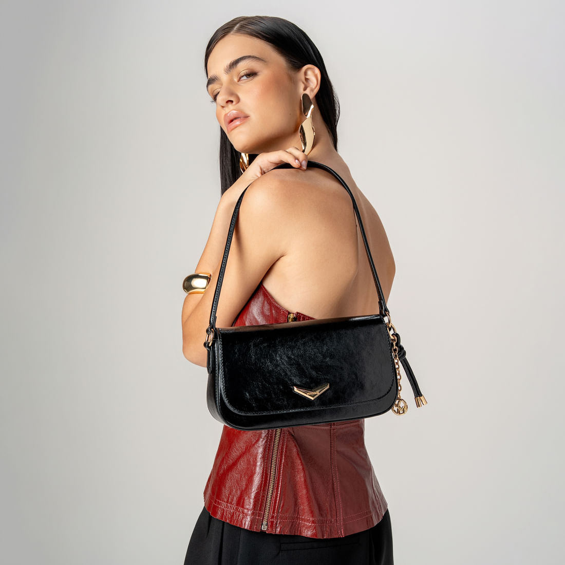 Bolsa shoulder bag Via Marte verniz preta com detalhes em corrente dourada e logo metálico.