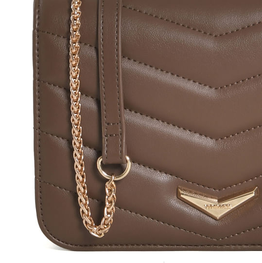 Detalhe da bolsa Via Marte marrom destacando o acabamento matelassê e alça de corrente dourada