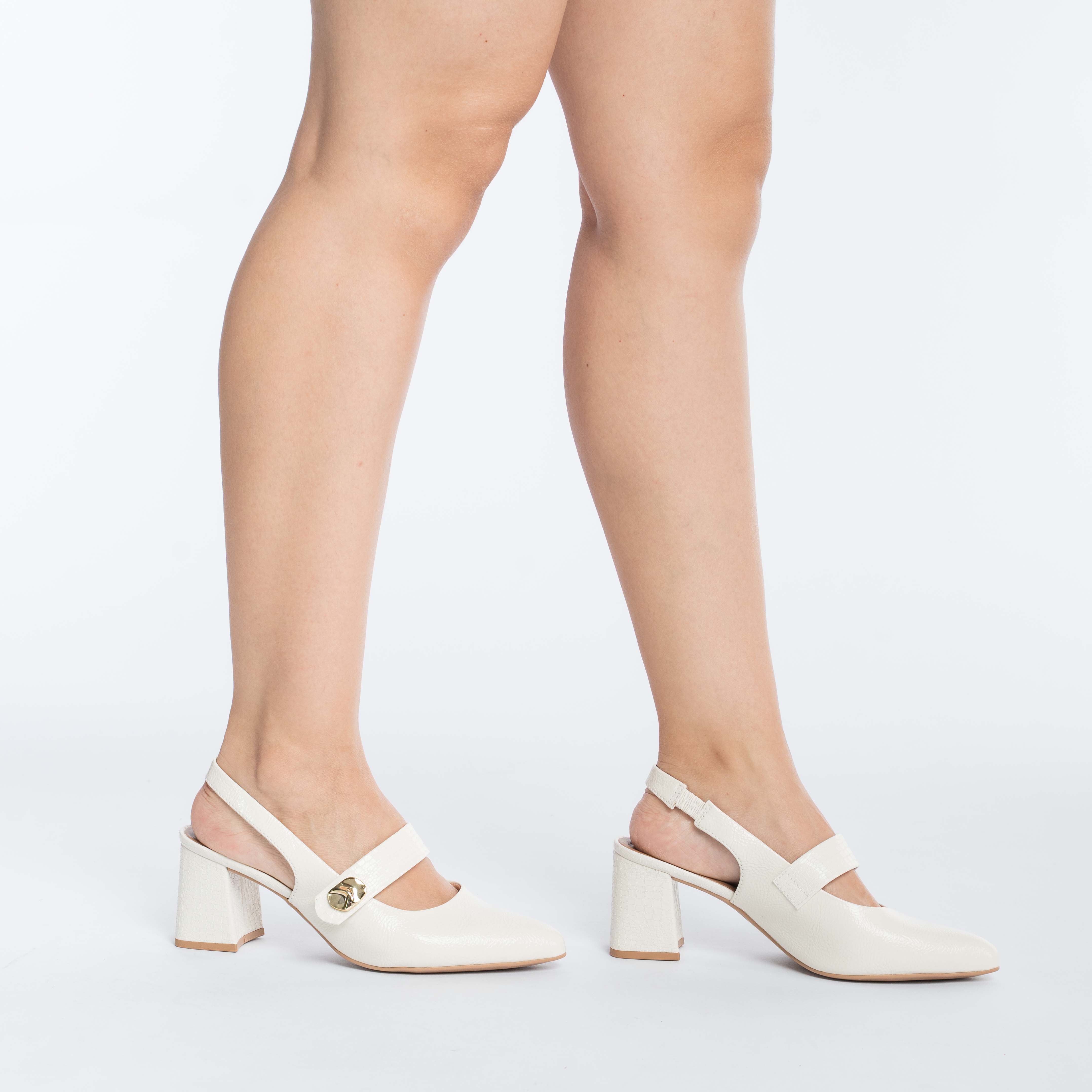 Scarpin Comfortflex Off White Feminino com Salto Bloco | Paquetá