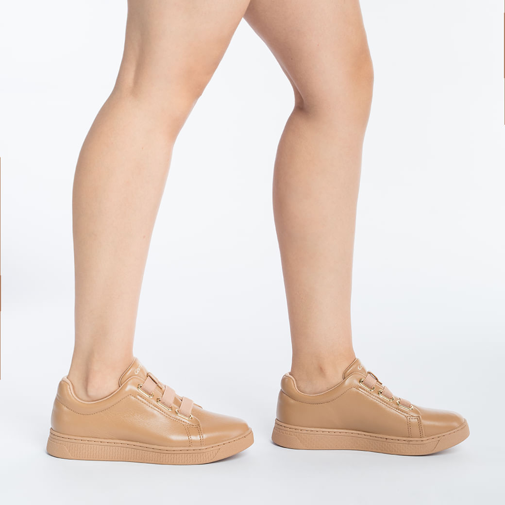 Tênis casual Comfortflex feminino marrom com fechamento elástico e sola lisa mostrado em ângulo frontal