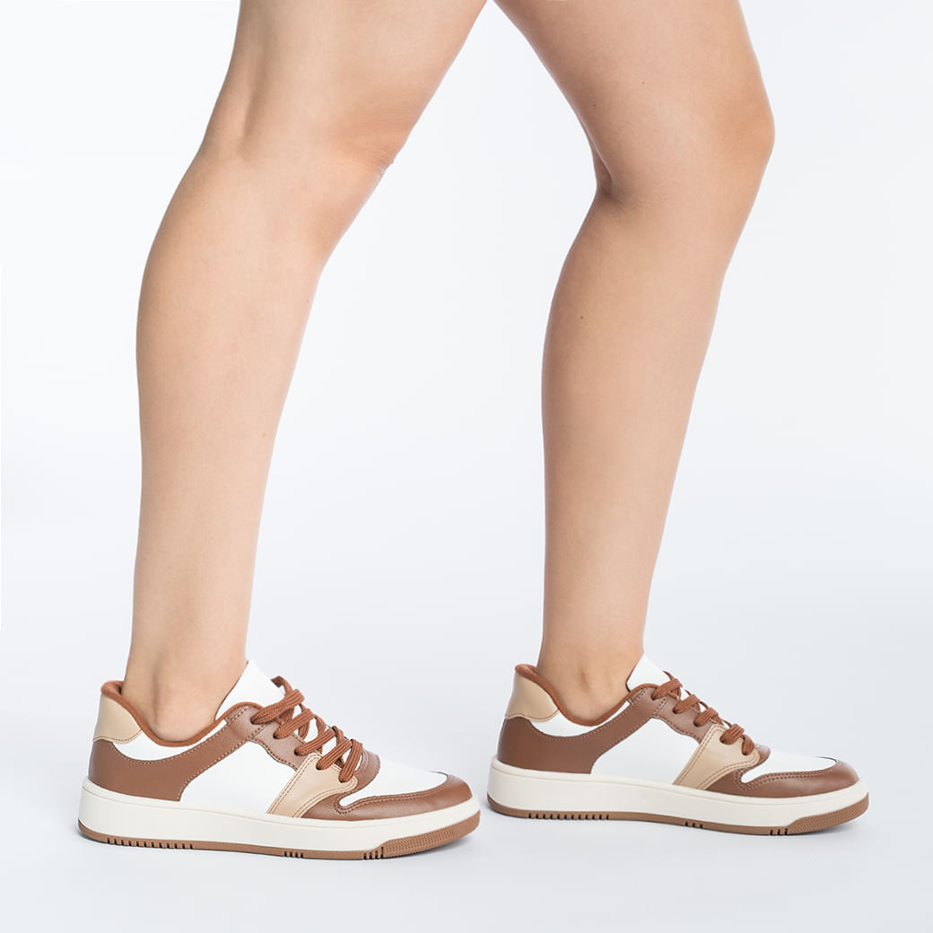 Tênis Beira Rio casual branco com detalhes em marrom e bege, vista lateral