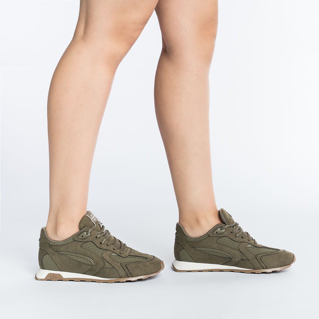 Tênis feminino verde militar com fechamento em cadarço e detalhes em camurça