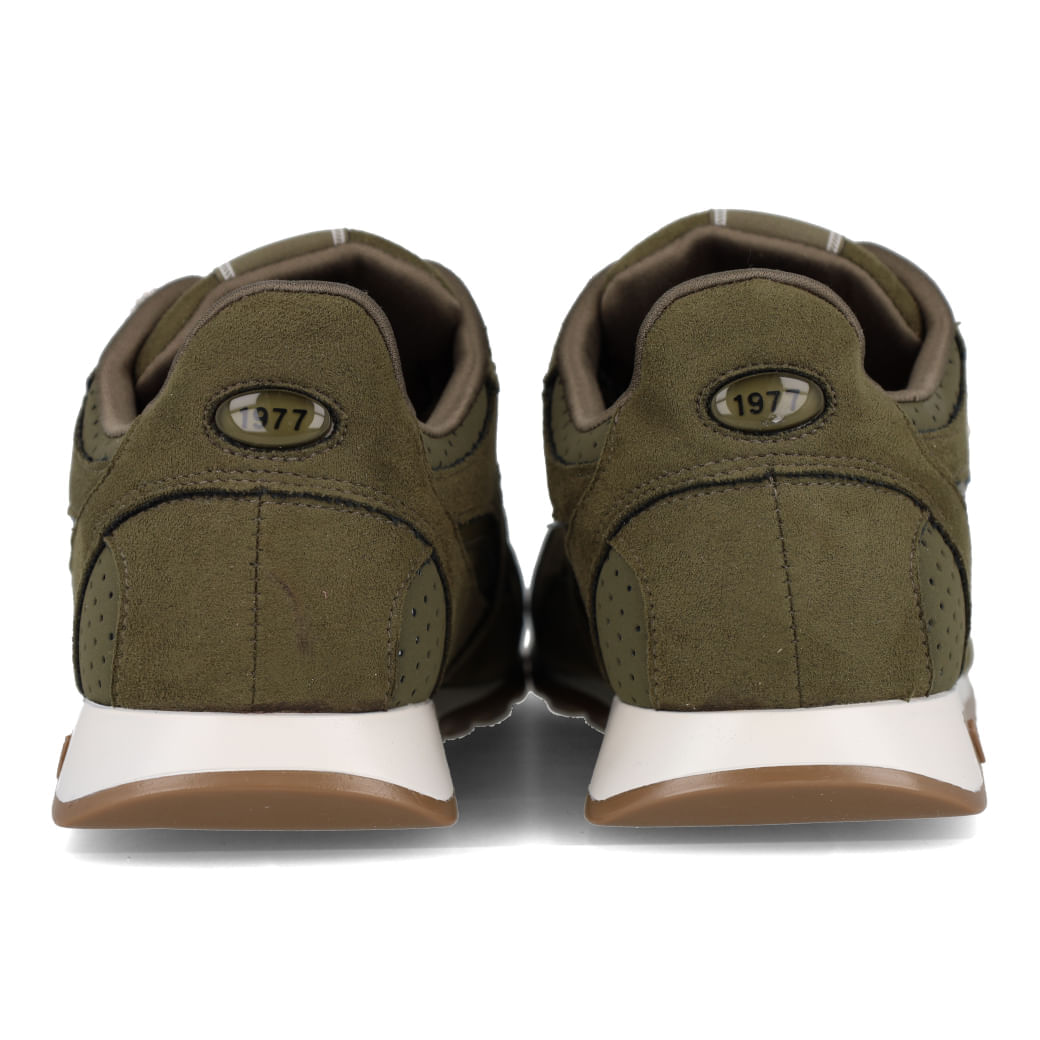 Tênis feminino verde militar Via Marte mostrando detalhes e numeração