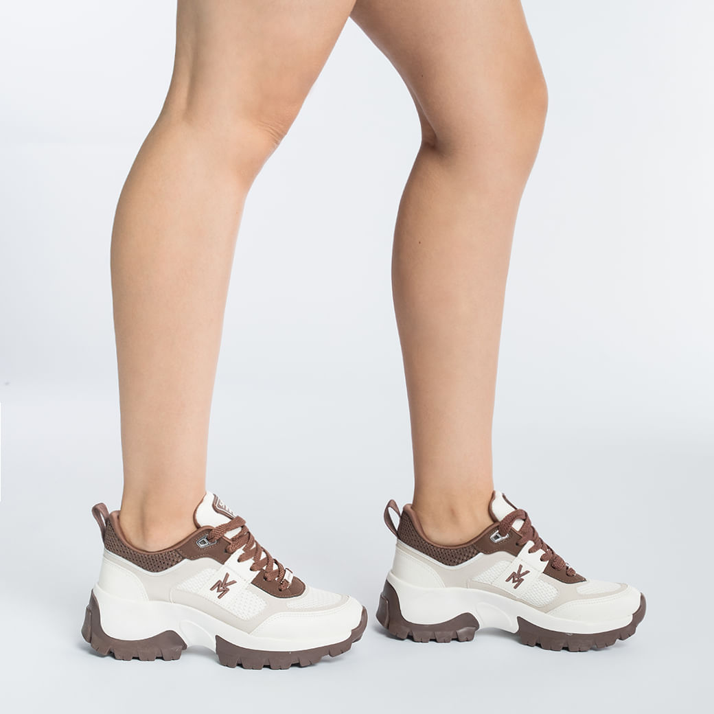 Tênis Via Marte Chunky Feminino Branco com detalhes em marrom, vista frontal esquerda