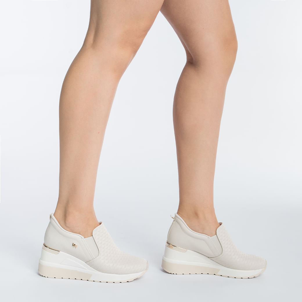 Tênis Via Marte anabela feminino bege vista lateral com detalhes dourados