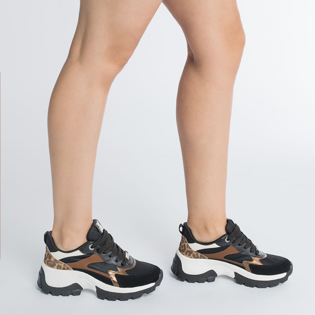 Tênis Via Marte Chunky Tratorado Feminino Preto vista lateral mostrando detalhes do material e fechamento por cadarço