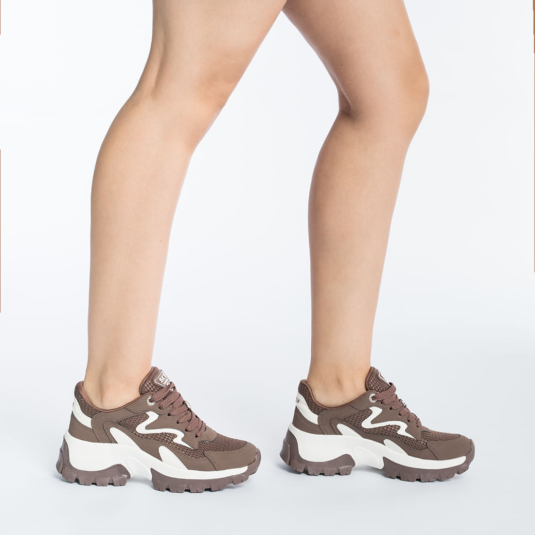 Tênis Via Marte Chunky Tratorado Feminino Marrom visto de lado mostrando o perfil e detalhes da sola
