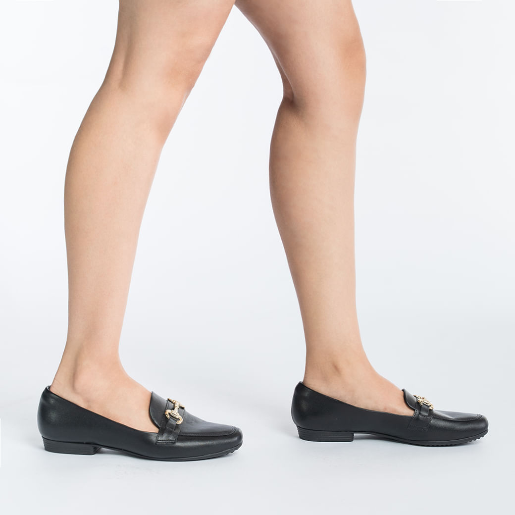 Sapato loafer Piccadilly verniz preto vista lateral direita com fivela dourada