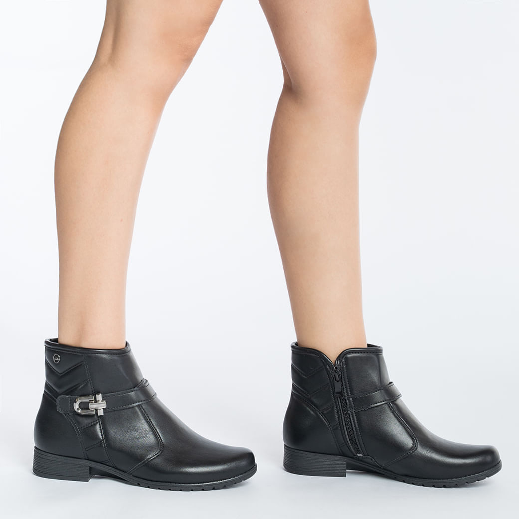 Bota Dakota feminina cano baixo preta vista lateral com fivela e costuras aparentes