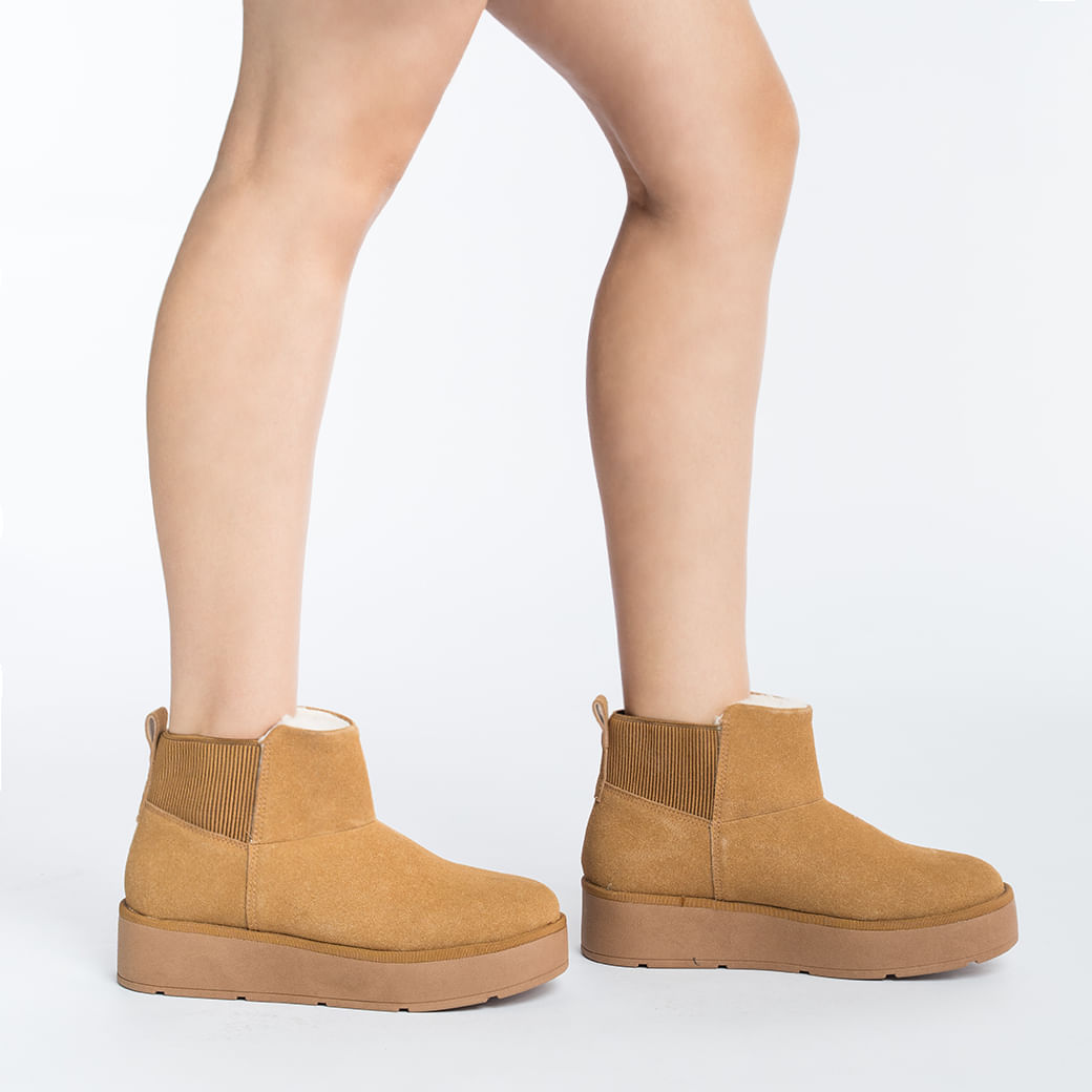 Bota Vizzano Chelsea feminina peluciada cor caramelo vista lateral