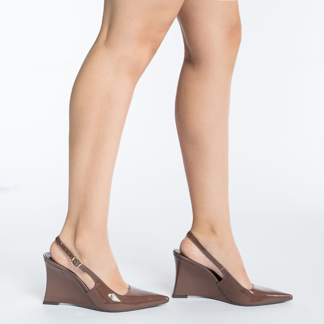 Vista lateral do scarpin feminino verniz marrom com salto anabela e fivela dourada