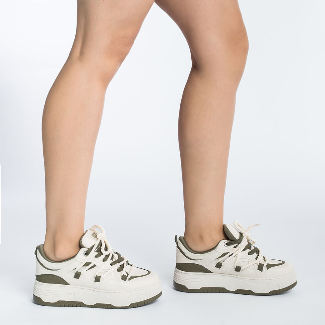 Tênis casual feminino Via Marte cor marfim com detalhes militares em vista lateral destacando acabamento e design